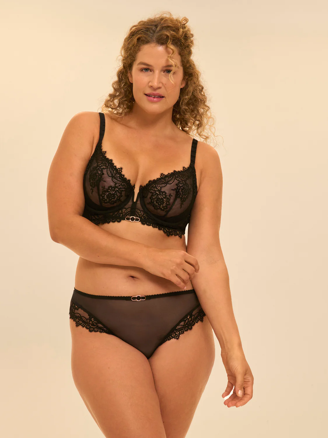 Half padded plunging underwired bra - Black - Image 4