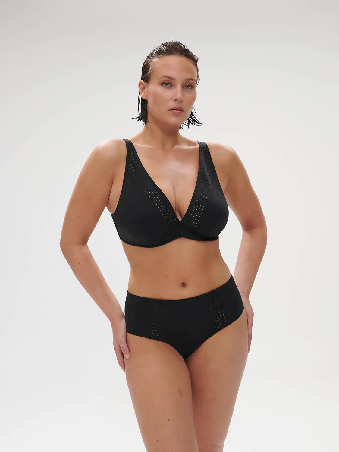 High-waist bikini brief - Black - Image 9