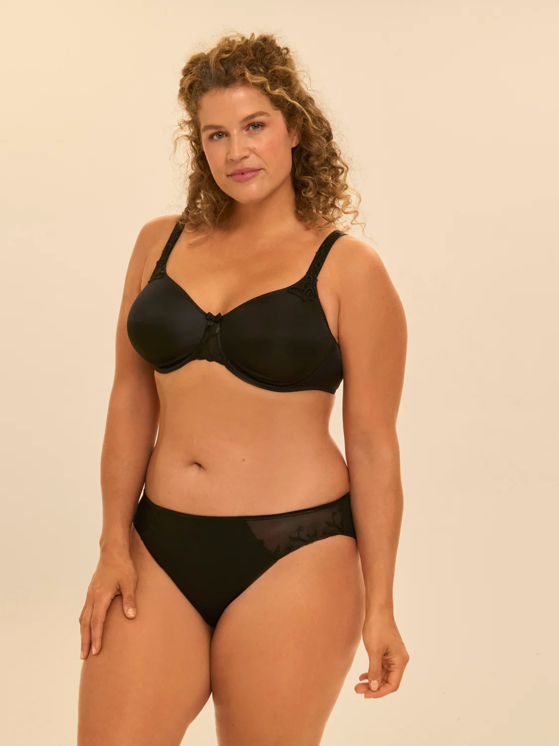 Rigid moulded bra - Black - Image 3