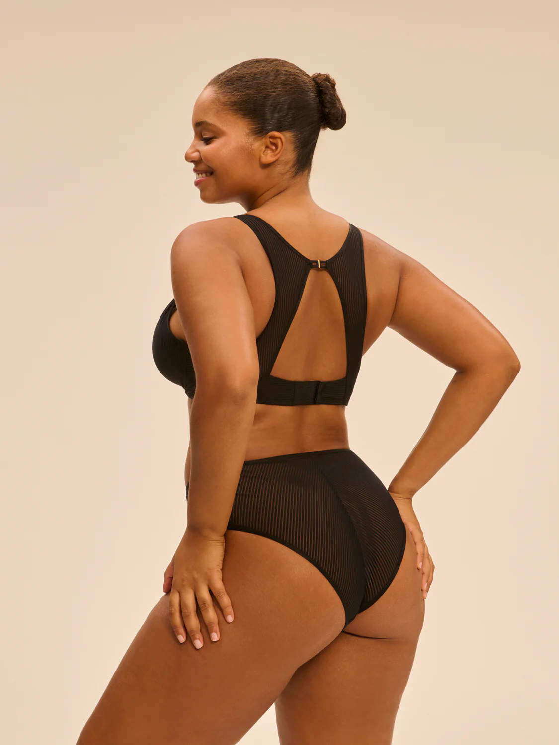 Underwired triangle bra - Black - Image 11